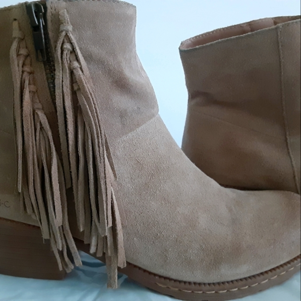 Beige B.O.C Elise low top boots size 8.5 leather uppers